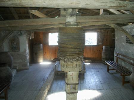 la petite maison en bois du monastere!!